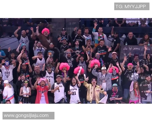 字母哥与足球明星的精彩互动视频引发球迷热议与欢笑