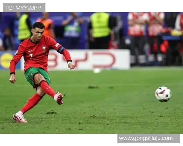 昔日足球巨星C罗的辉煌历程与传奇时刻回顾